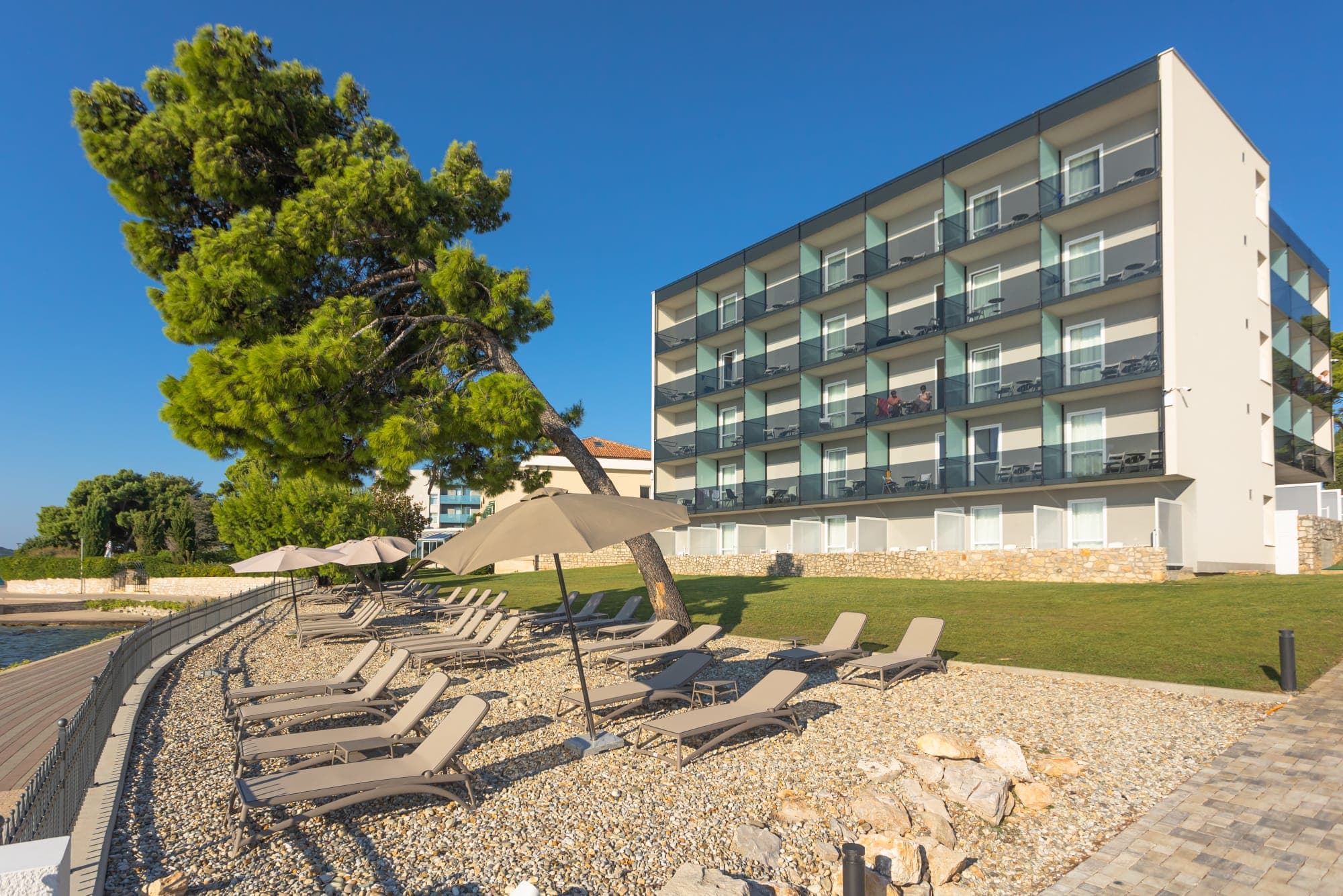 Kup grada Skradina — hotel i sunčana terasa uz more